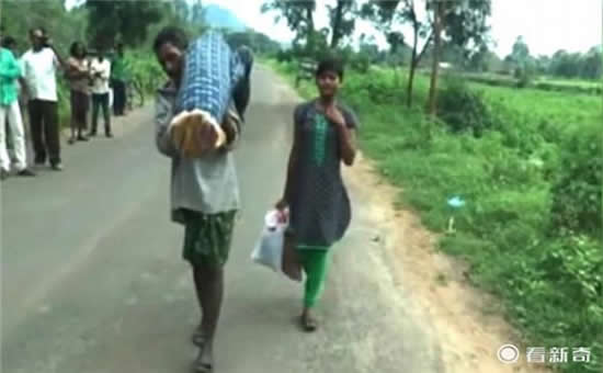 印度男子扛妻遺體步行回家