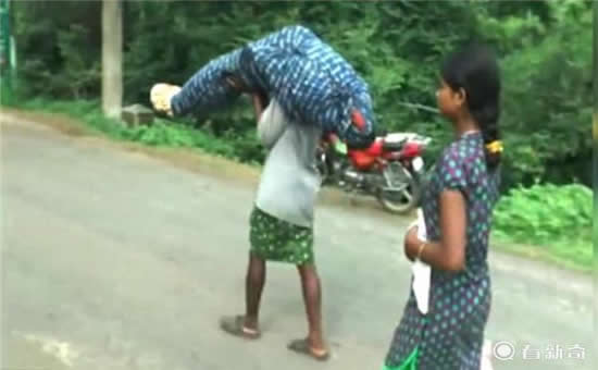 印度男子扛妻遺體步行回家