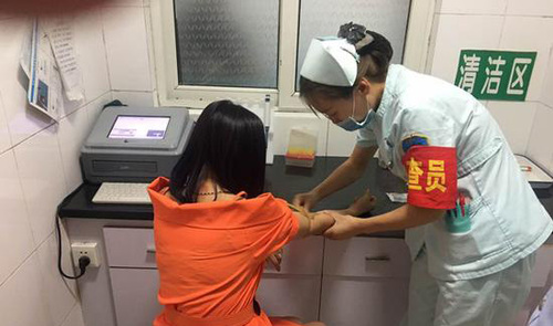 女司機(jī)醉駕遇交警賣(mài)萌