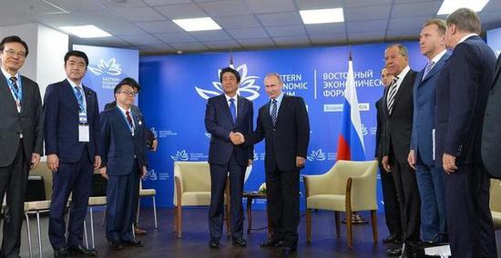 普京送安倍武士刀 安倍回贈武士頭盔