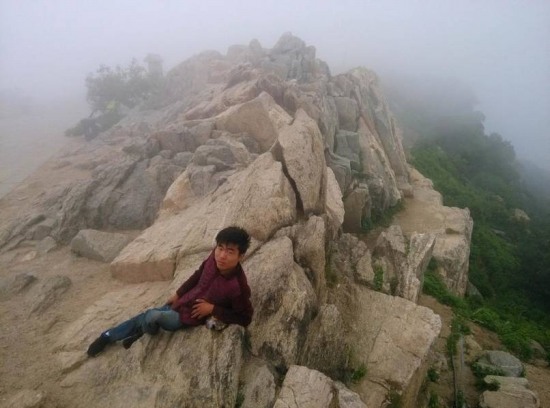 殘疾小伙登頂五岳