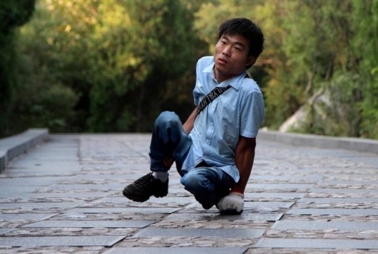 殘疾小伙登頂五岳