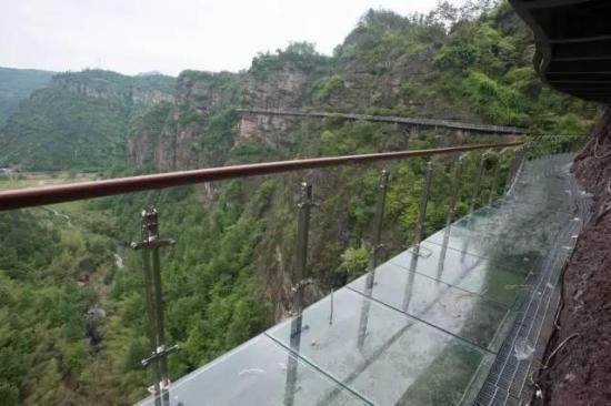 玻璃棧道被擠爆