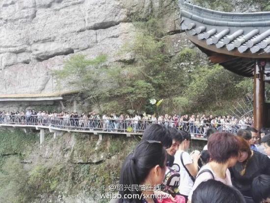 玻璃棧道被擠爆