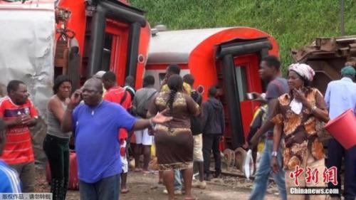 喀麥隆火車出軌致55人死數(shù)百人傷 或因超載引發(fā)
