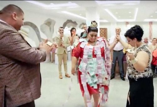 女孩身上貼滿鈔票