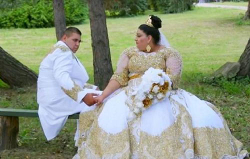 女孩身上貼滿鈔票