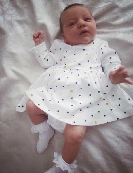 7周大女嬰說Hello