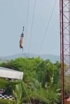 女子穿連衣裙蹦極