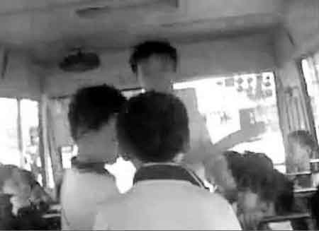 讓學(xué)生互扇耳光