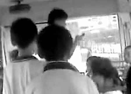 讓學(xué)生互扇耳光