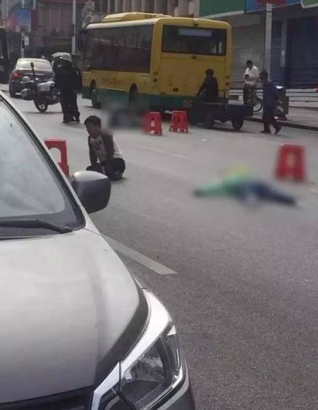 東莞車禍 奔馳連撞4車致1死2傷