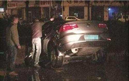 代駕將車開進水池