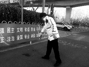 交警脫衣保護老人