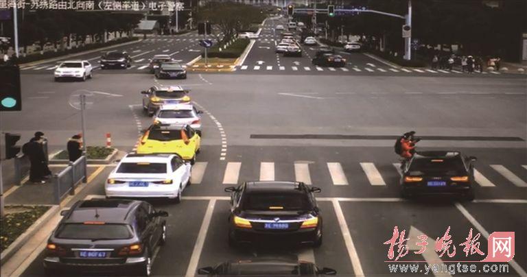 手拉手闖紅燈被撞