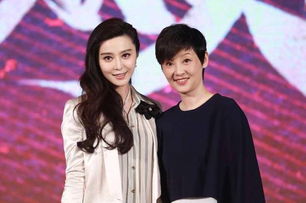 范冰冰獻吻潘迎紫 古裝電視劇《贏天下》發布會