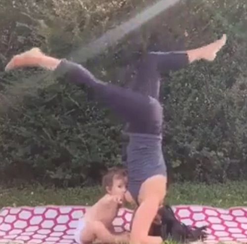 美國女子倒立哺乳