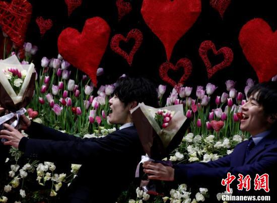 日本男士大膽示愛