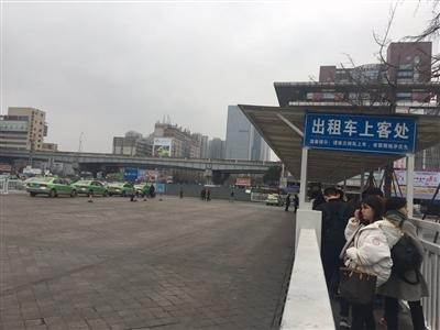 火車北站出租車上客處,一邊是排起長隊的乘客,一邊是寥寥可數的出租車。