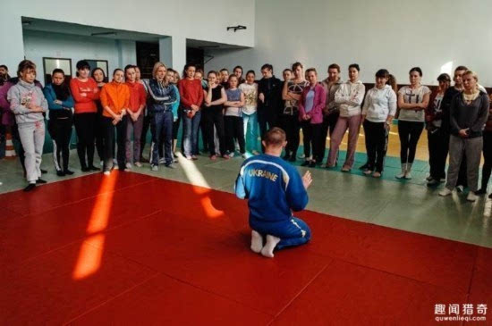 世界顏值最高女警在烏克蘭