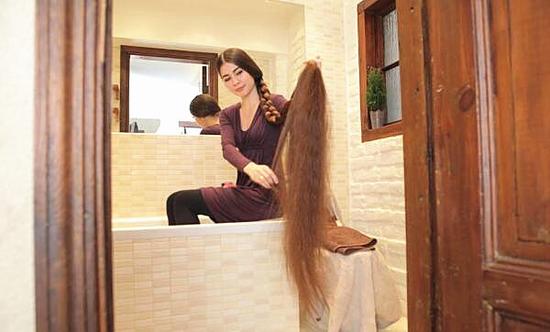 女孩20年沒剪過頭