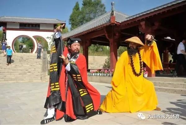 狂人挑戰(zhàn)整個(gè)武林