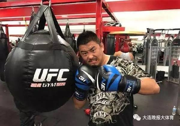 狂人挑戰(zhàn)整個(gè)武林