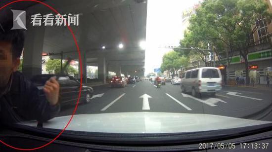 上海現奇葩乞討者