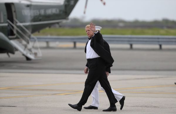 2017年5月4日,在美國(guó)紐約肯尼迪機(jī)場(chǎng),美國(guó)總統(tǒng)特朗普準(zhǔn)備乘直升機(jī)離開(kāi)。新華社記者 王迎 攝