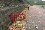 2.5噸西瓜碾成渣 運(yùn)西瓜貨車側(cè)翻