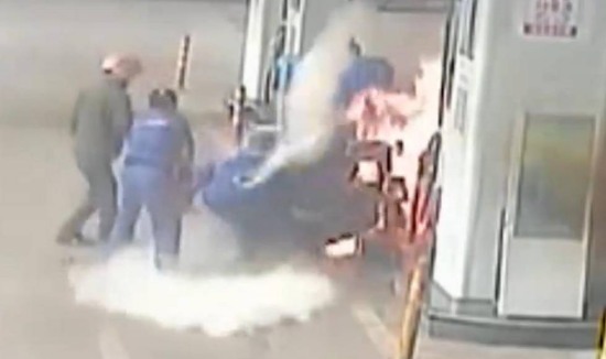 加油站點燃摩托車