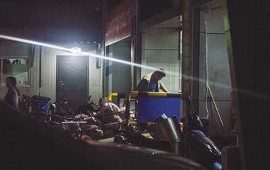 蒼蠅堆里加工豬頭