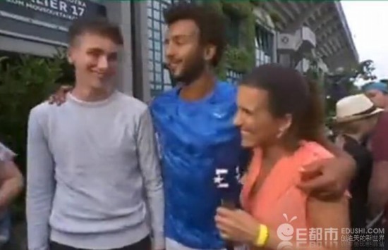 運動員強吻女記者