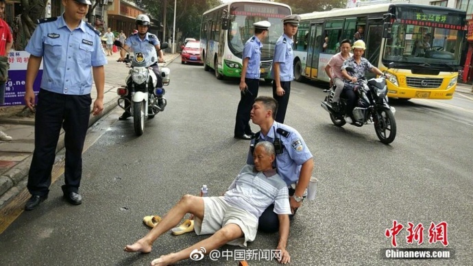 交警雙膝跪地救助