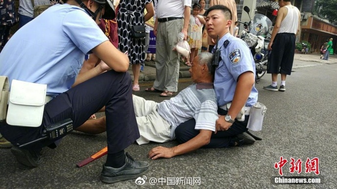 交警雙膝跪地救助