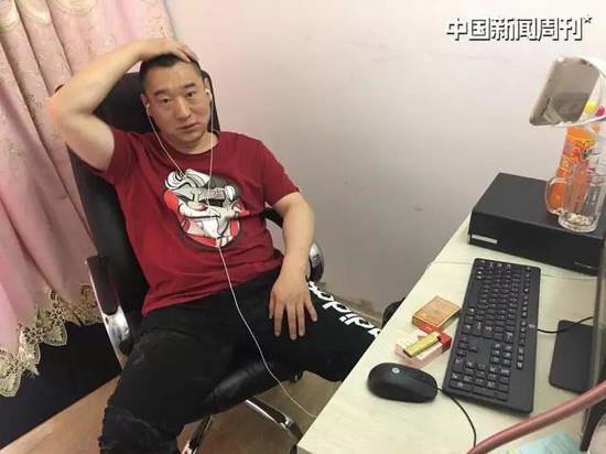 網名&ldquo;大力哥&rdquo; 的趙金龍在直播間。