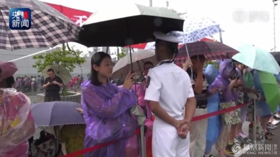 港市民為戰士撐傘