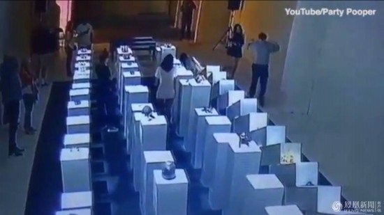 女子自拍毀藝術品