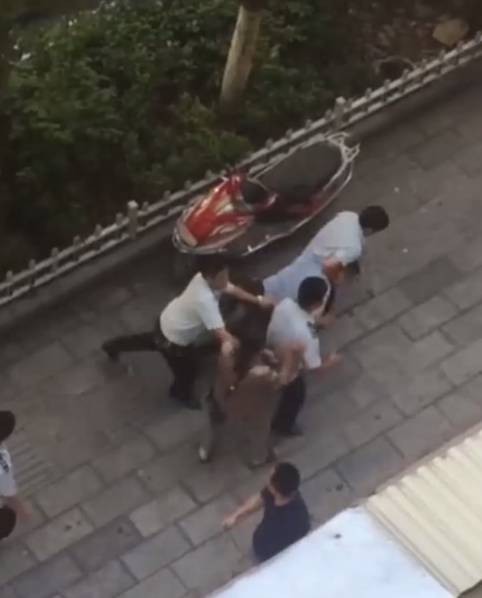 城管當(dāng)街拖行菜販