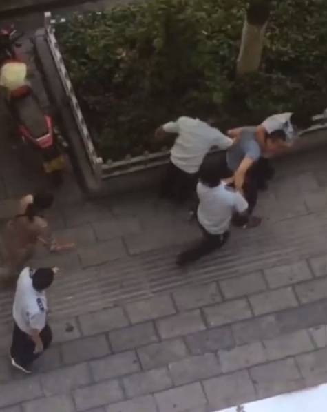 城管當(dāng)街拖行菜販