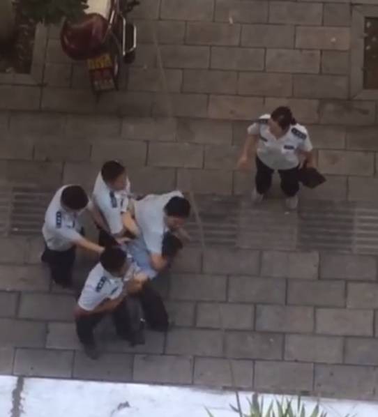 城管當(dāng)街拖行菜販