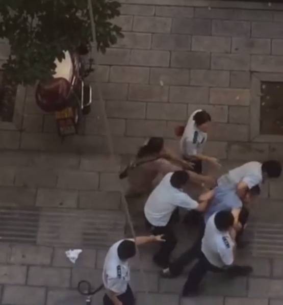 城管當(dāng)街拖行菜販