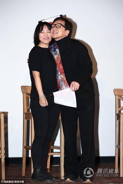 成龍激動擁吻影迷