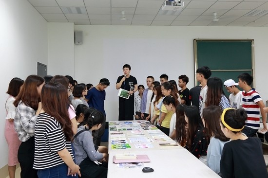 彪悍女子站椅講課