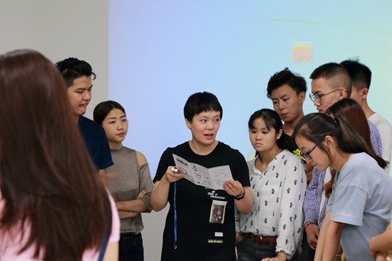 彪悍女子站椅講課