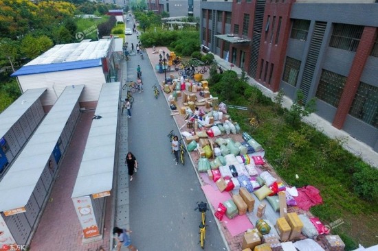 00后空手上學 行禮打包快遞