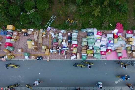 00后空手上學 行禮打包快遞