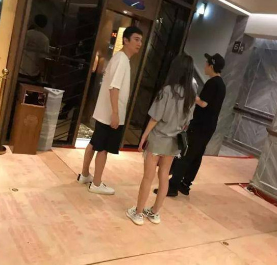 王思聰房祖名現身