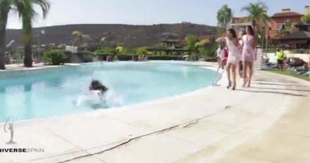 環球小姐栽進泳池