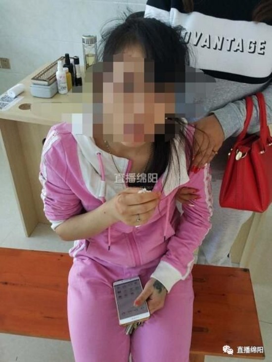 男子撞奔馳丟女友逃跑